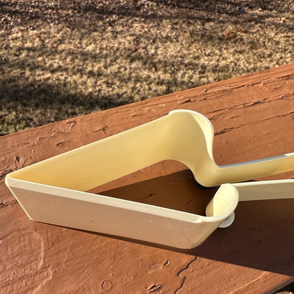 Tupperware cake server - Picture 6 of 6